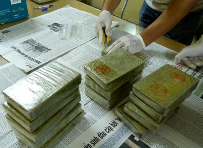 Cảnh sát nổ súng bắn xe Fortuner bắt 29 bánh heroin.