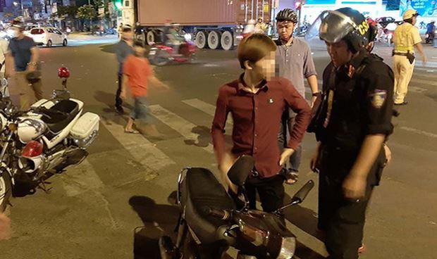 TP HCM: CSGT xử phạt 78 người cổ vũ b&oacute;ng đ&aacute; 'qu&aacute; lố'