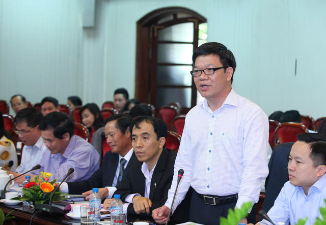 Nhà báo Duy Thanh phát biểu tại hội thảo.