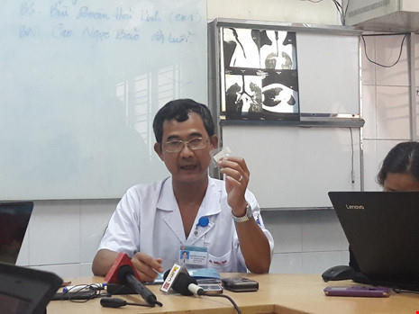Bác sĩ Nguyễn Tuấn Như nói về dị vật khó tìm thấy. Ảnh: Hà Phượng.