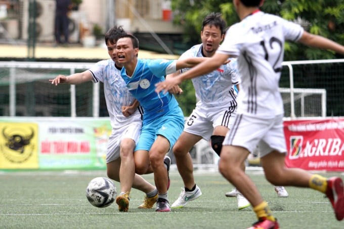 Nguyên Phương bị các hậu vệ của báo Tuổi Trẻ theo kèm rất sát.