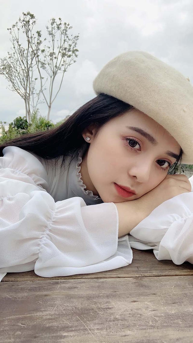 Ngoài vai trò là MC, Kim Quý cũng thử sức với người mẫu ảnh, sắp tới cô cũng ra mắt MV ca nhạc. Kim Quý được mọi người yêu quý bởi gương mặt khả ái, nổi bật cùng sự thấu hiểu, biết cách lắng nghe.