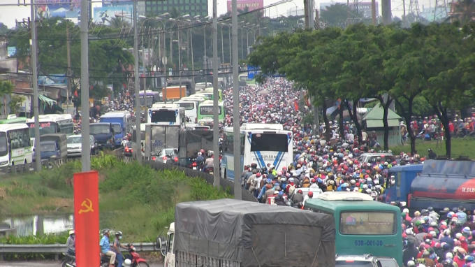 Ô tô, xe buýt, xe tải, xe bồn, xe máy...chen chúc nhau.