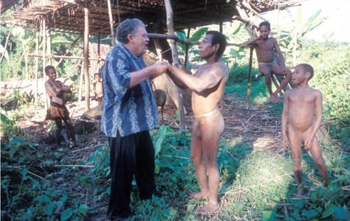 Paul (bên trái) được chào đón ở thị tộc Letin.