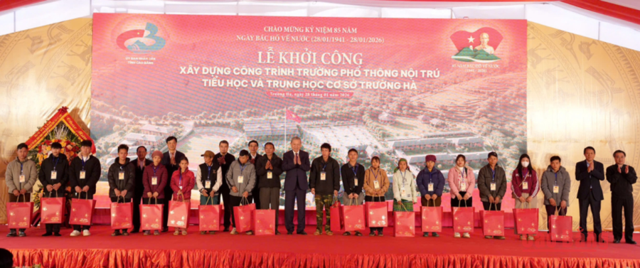 Tổng Bí thư Tô Lâm tặng quà cho gia đình có hoàn cảnh khó khăn tại xã Trường Hà.