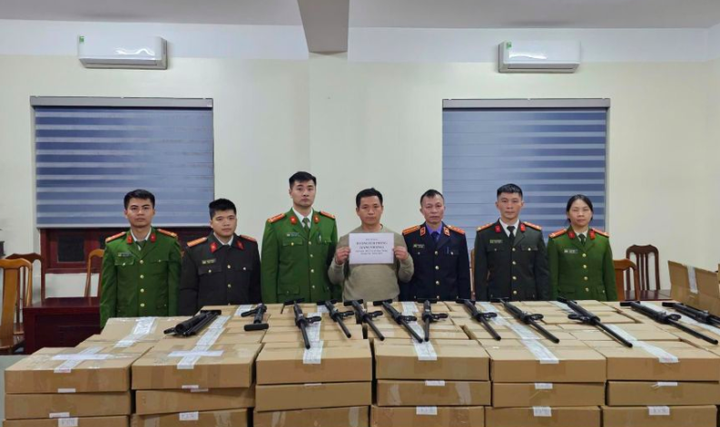 Đối tượng Dương Ích Phong cùng tang vật thu giữ là hàng trăm súng quân dụng. Ảnh: CA Lạng Sơn.
