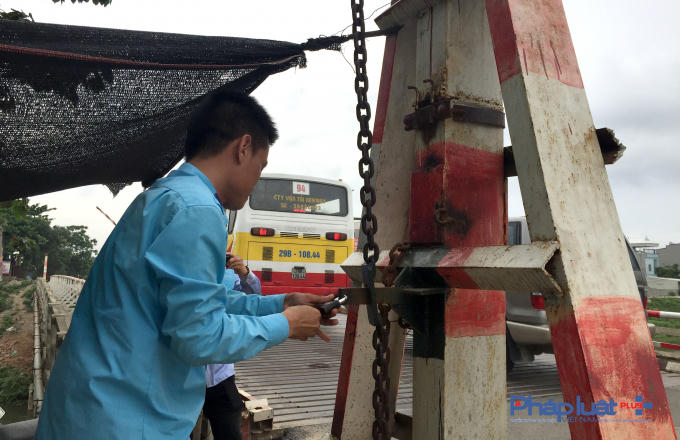 Mỗi khi qua cầu phụ xe phải xuống mở khóa nâng barie để xe buýt có thể chạy qua.
