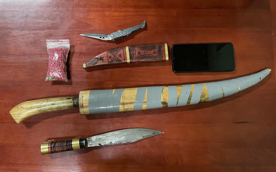 Số hung khí và ma túy thu giữ được.