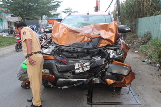 Chiếc xe bán tải bể nát phần đầu sau tai nạn.