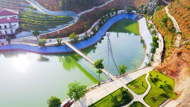 Hồ nước được thiết kế với một cây cầu dây văng bắc qua, càng tạo thêm điểm nhấn cho khu dinh thự của gia đình ông Giám đốc Sở Tài Nguyên và Môi trường.