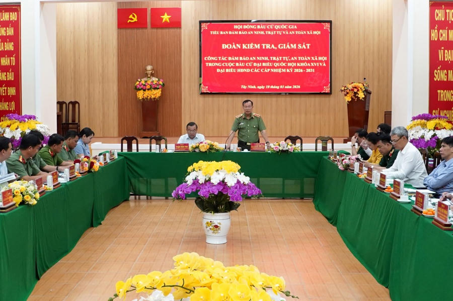 Đoàn công tác làm việc tại Ủy ban Bầu cử xã Đức Lập.