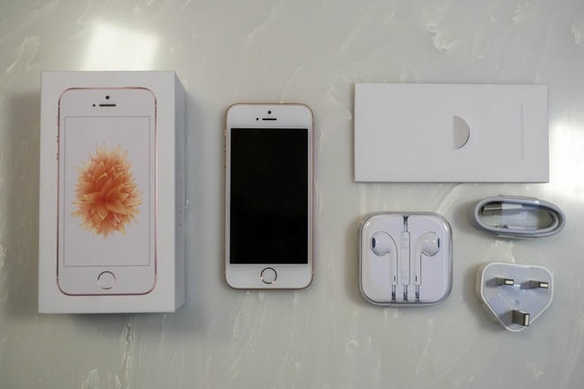 Sản phẩm mới nhất của Apple - iPhone SE cùng các phụ kiện đi cùng.