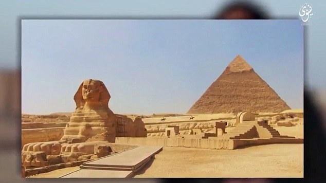 Hình ảnh Kim tự tháp Giza Ai Cập xuất hiện cuối đoạn video. (Ảnh: Daily Mail)