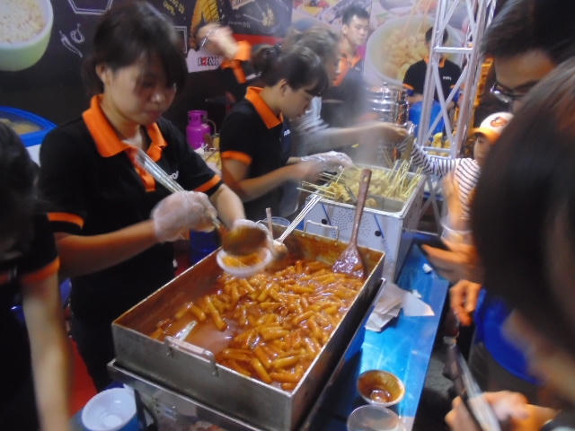 Chỉ với 20.000 - 25.000 vnđ, các bạn trẻ đã có một suất bánh gạo Tokbokki cay nóng.