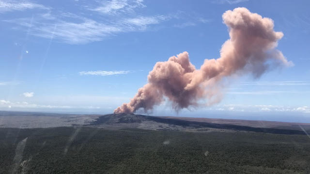 Khói bốc lên từ miệng núi lửa ở Hawaii. (Ảnh: USGS)