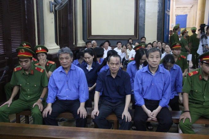 Các bị cáo tại phiên toà xét xử ngày 16/5.