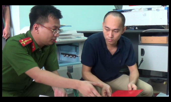 Nghĩa bị cơ quan công an kiểm tra và bắt giữ.
