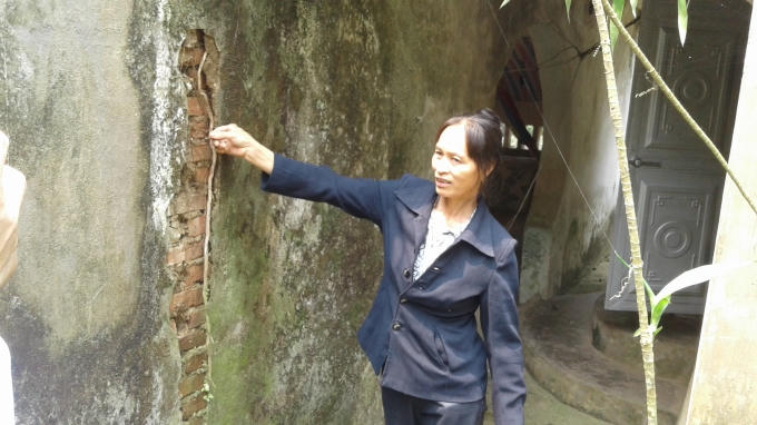 Tường trong ngôi đền chỉ cần đụng nhẹ là các mảng xi bị rơi vỡ. Nếu không được trùng tu, tôn tạo, e rằng ngôi đền khó tồn tại trong mùa mưa năm nay.