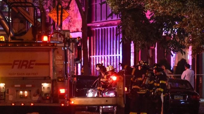 Cảnh sát tiến hành sơ tán người dân khu vực xung quanh vụ nổ. (Ảnh: Reuters)