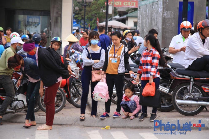 Hàng nghìn người dân cùng đổ về Thủ đô, khiến cả khu vực trong lẫn ngoài bến xe luôn đông đúc.