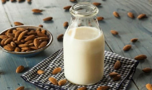 Trẻ nhỏ 100% dùng sữa hạt sẽ thiếu dinh dưỡng. (Ảnh minh họa)