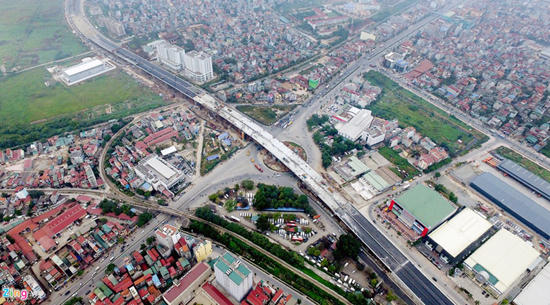 Cầu vượt nút giao thông trung tâm quận Long Biên nhìn từ trên cao. Ảnh Zing