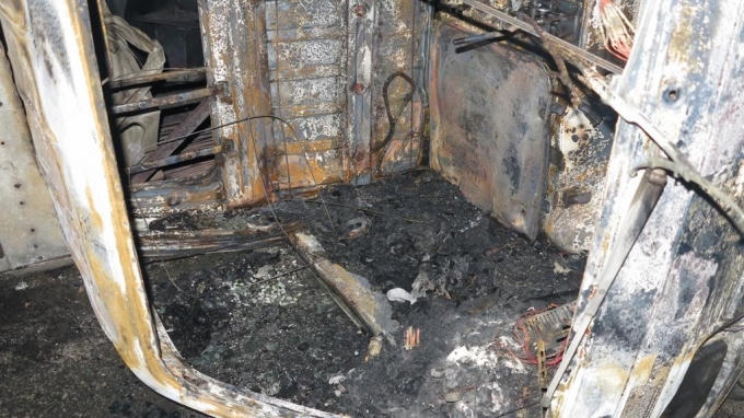 Phần cabin chiếc xe cũng thiêu rụi sau đám cháy.