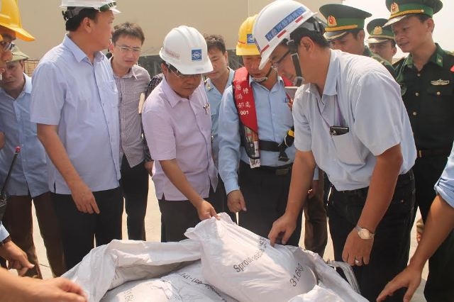 Phó Chủ tịch UBND tỉnh Hà Tĩnh Dương Tất Thắng, Phó GĐ công an tỉnh Hà Tĩnh Bùi Đình Quang cùng các cơ quan chức năng liên quan đã trực tiếp kiểm tra số bùn trên.