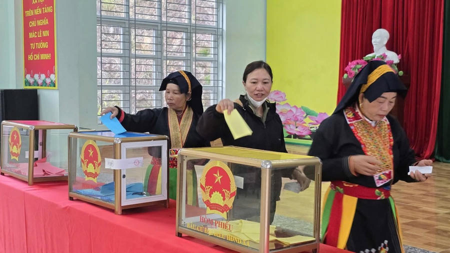 Cử tri dân tộc thiểu số tham gia nhận phiếu bầu tại khu vực bỏ phiếu.