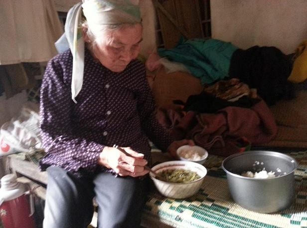 Bữa cơm không thể đạm bạc hơn của cụ Nguyễn Thị Mai.