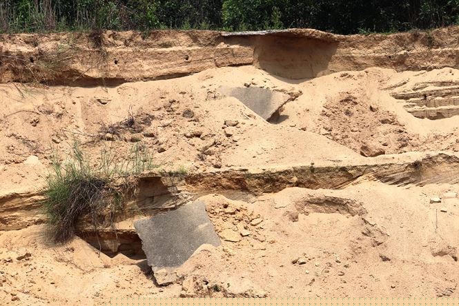 Bờ sông Bồ phía thượng nguồn sạt lở nghiêm trọng do cát tặc lộng hành.