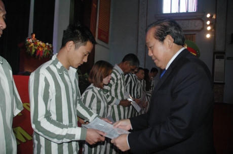 Phó Thủ tướng Trương Hòa Bình trao Quyết định đặc xá cho đại diện 10 phạm nhân được đặc xá năm 2016. (Ảnh: Báo Chính Phủ)
