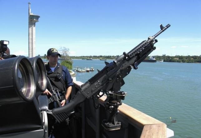 Máy súng được gắn trên tàu khu trục USS Momsen của Mỹ. (Ảnh: Reuters)