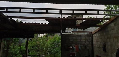 Mái nhà bị thổi bay...