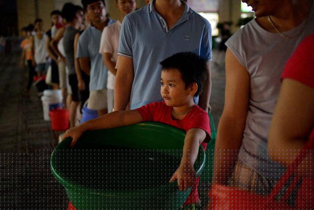 Tối ngày 25/5, hàng trăm cư dân tại khu đô thị Tân Tây Đô đã rồng rắn mang can, xô nhựa xuống khu vực bể ngầm để xách nước lên các căn hộ phục vụ cho nhu cầu của cư dân.