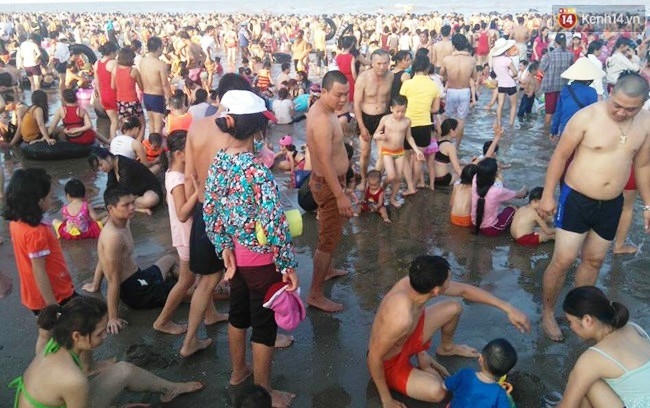 Không chỉ các bạn trẻ mà nhiều gia đình cũng đổ ra biển giải nhiệt.