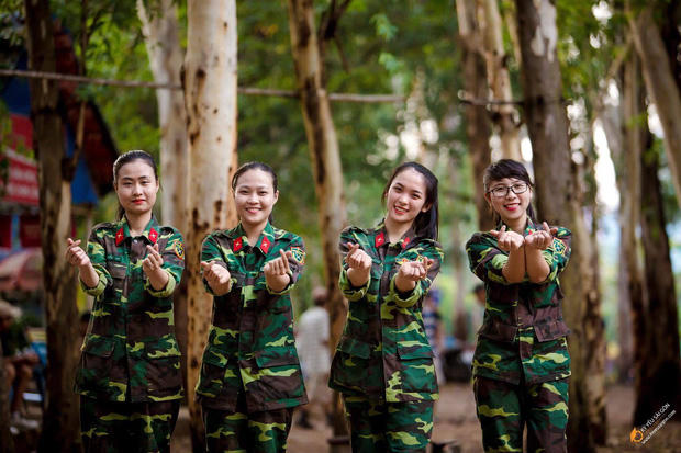 Thu Hồng nổi bật trong dàn nữ giới mặc quân phục.