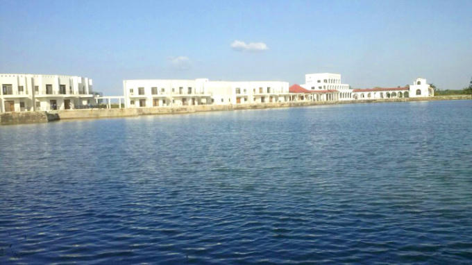 Hồ nước dùng lớn phục vụ tưới tiêu và điều tiết khí hậu tại trang trại.