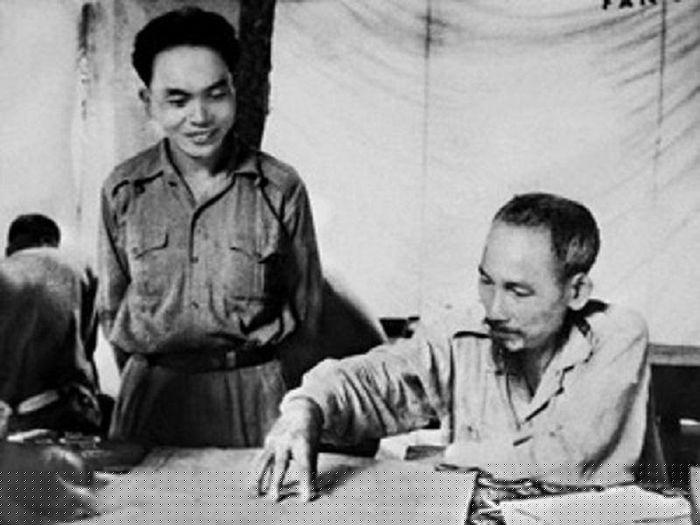 Bác Hồ và Đại tướng Võ Nguyên Giáp. Ảnh tư liệu.