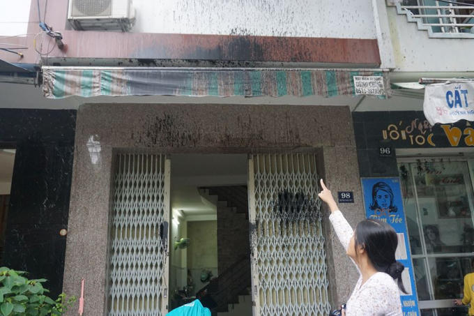 Chị Ngọc Anh chỉ vết nhớt, sơn xuất hiện trước cửa nhà mình.