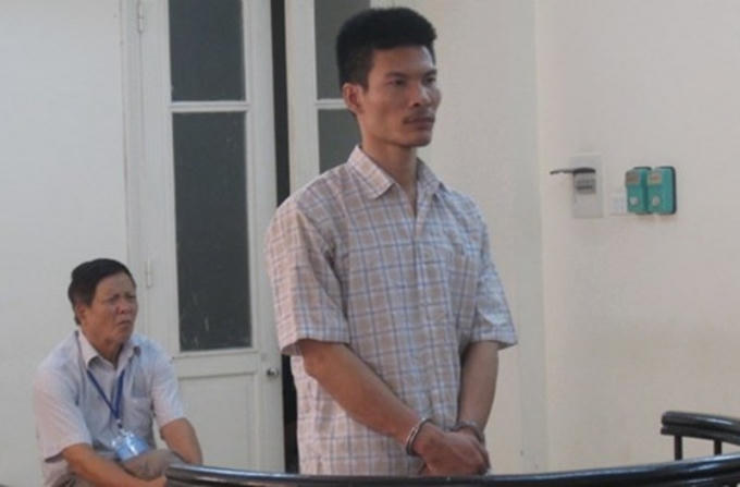 Bị cáo trước vành móng ngựa trong phiên tòa.