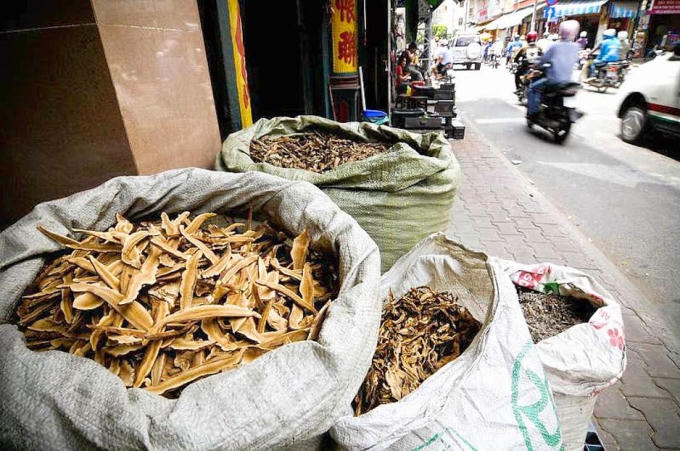 Dược liệu không rõ nguồn gốc bày bán tràn lan.