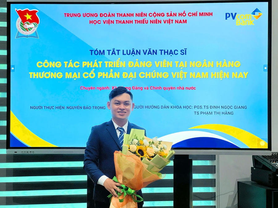 Nguyễn Bảo Trọng - bảo vệ luận văn Thạc sĩ chuyên ngành Xây dựng Đảng và Chính quyền Nhà nước, dấu mốc quan trọng trên hành trình tri thức trước khi thực hiện ước mơ khoác lên mình sắc phục CAND.