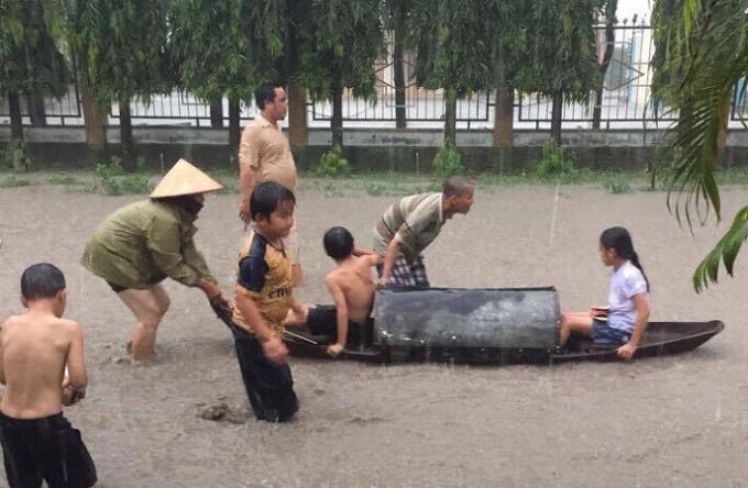 Những khi trời mưa, toàn bộ con đường ngập sau trong nước. (Ảnh người dân cung cấp)