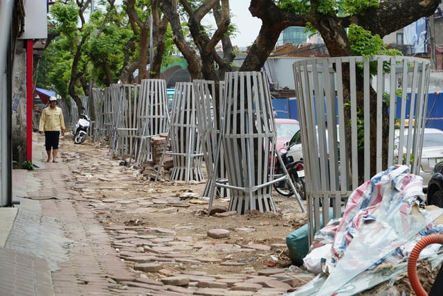 Cận cảnh hàng cây sưa đỏ được dịch chuyển vào bên trong và bọc sắt để lấy mặt bằng xây dựng cầu vượt Nguyễn Văn Huyên. 