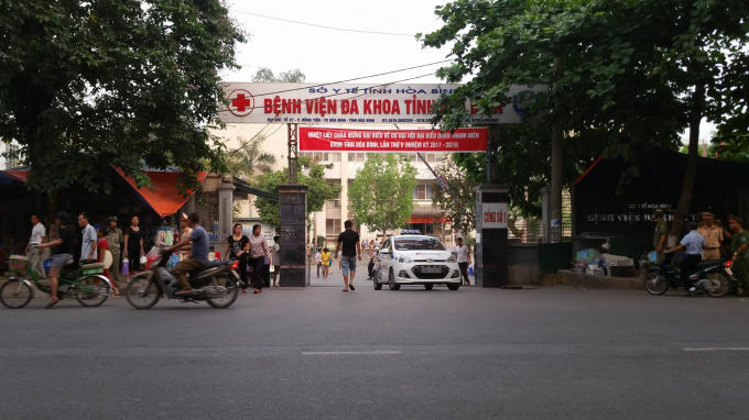 Bên ngoài cổng bệnh viện lực lượng chức năng phải ra quân điều tiết giao thông.