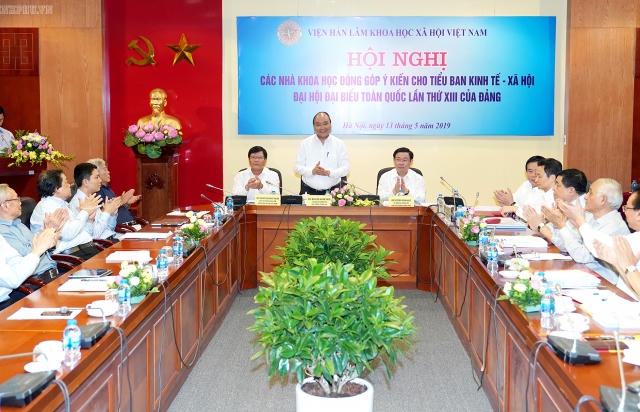 Thủ tướng dự hội nghị các nhà khoa học đóng góp ý kiến cho Tiểu ban Kinh tế - Xã hội
