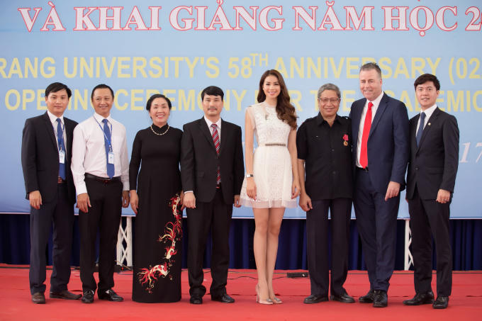 Đúng 2 năm đăng quang, Phạm Hương trở lại Nha Trang trong vòng vây người hâm mộ