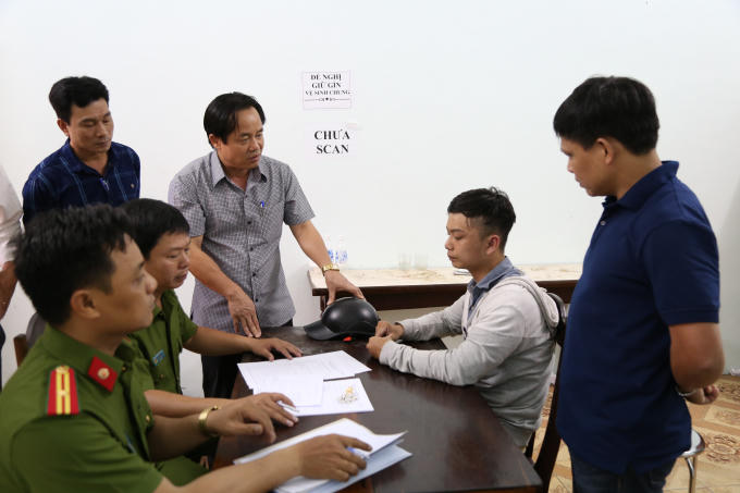 Đại tá Đặng Ngọc Sơn - Phó Giám đốc Công an tỉnh TT. Huế (áo sơ mi, ca rô) trực tiếp lấy lời khai nghi phạm gây án