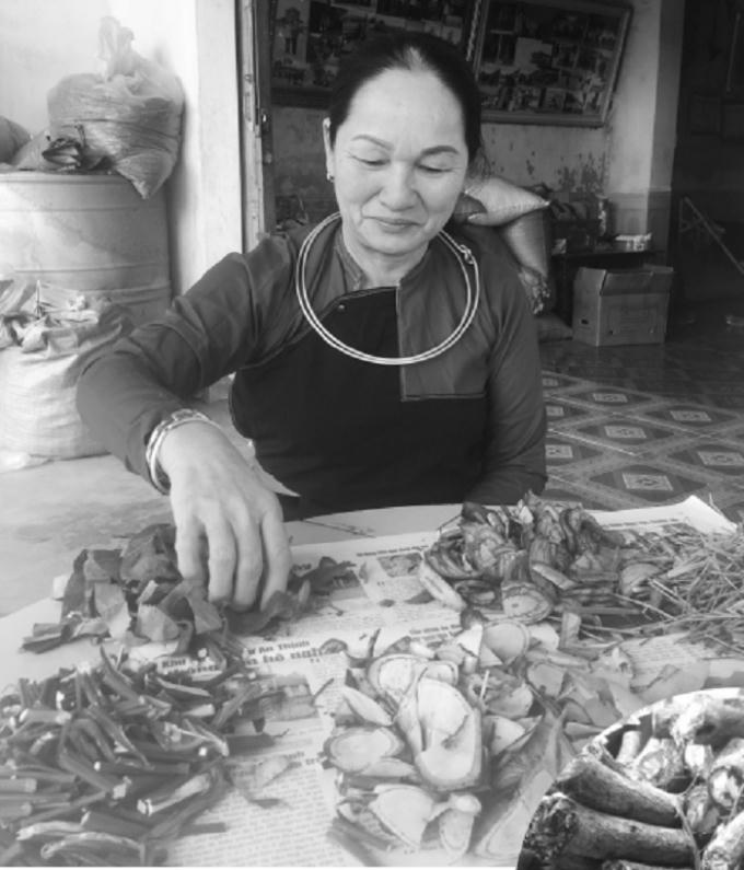 Nữ lương y rất "mát tay" bốc thuốc tăng cường nội tiết nữ.